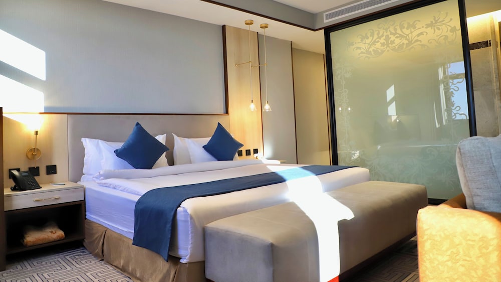 Five Seasons Hotel 8/50