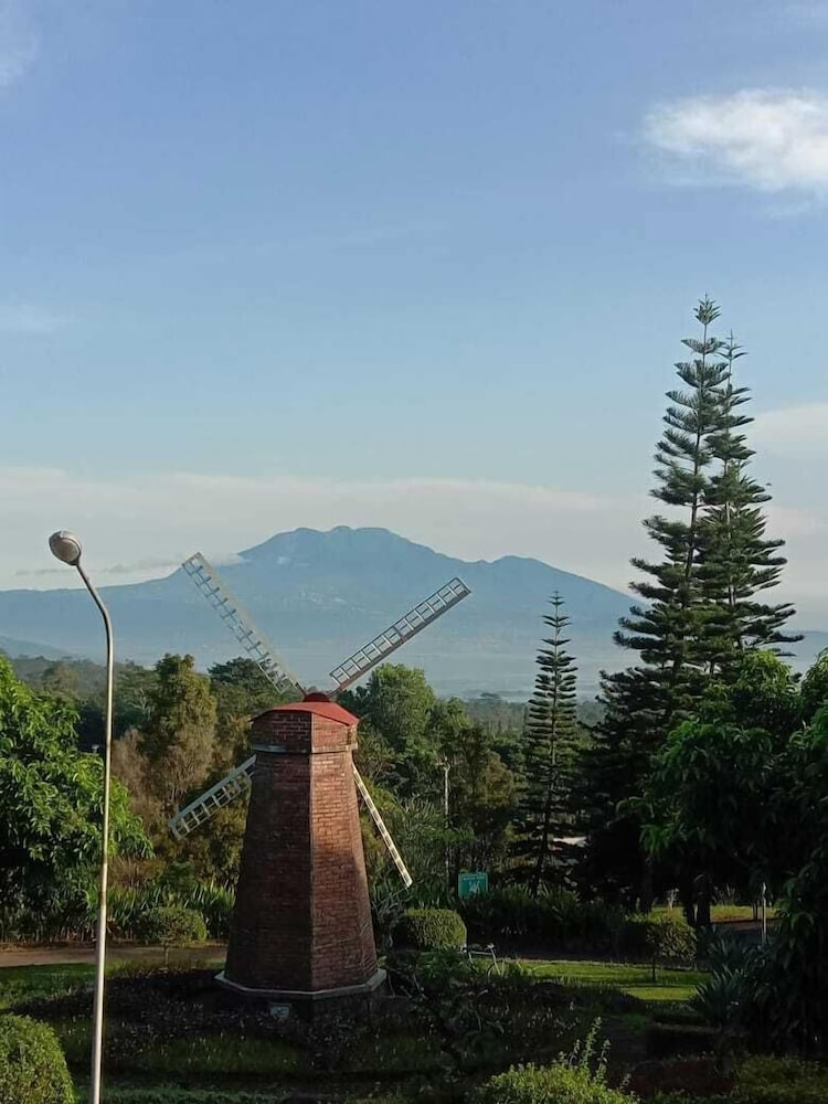 D Emmerick Salib Putih Hotel Salatiga 38/48