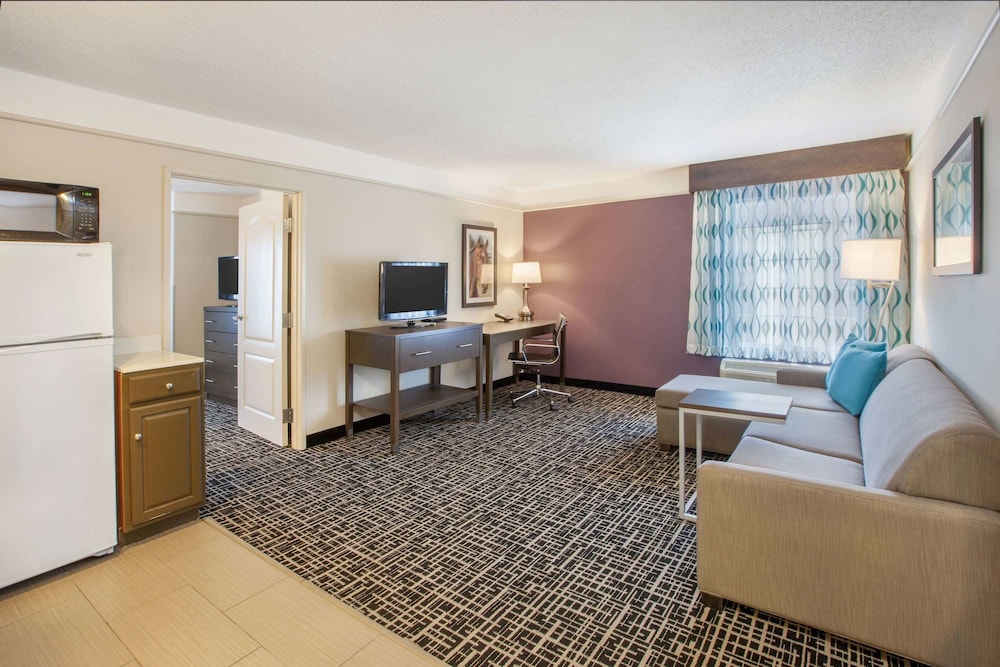 La Quinta Inn & Suites by Wyndham Cincinnati Airpt Florence 27/47