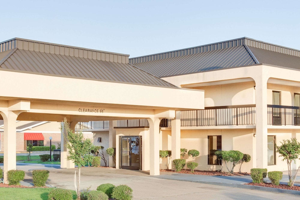 Days Inn by Wyndham Greenville MS 1/44