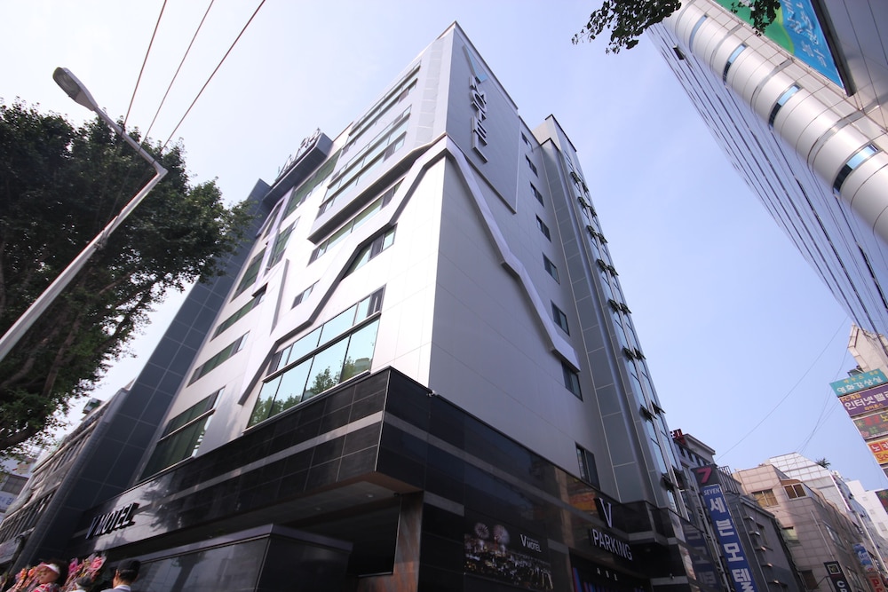 V Hotel 1/44