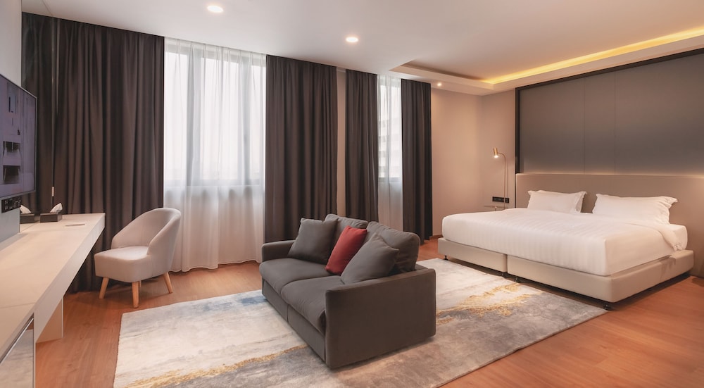 Fullest, Suite, King Bed, Sofa