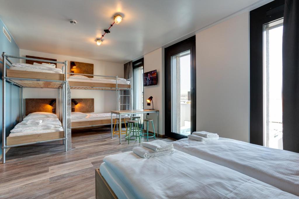 Room, 6 Beds