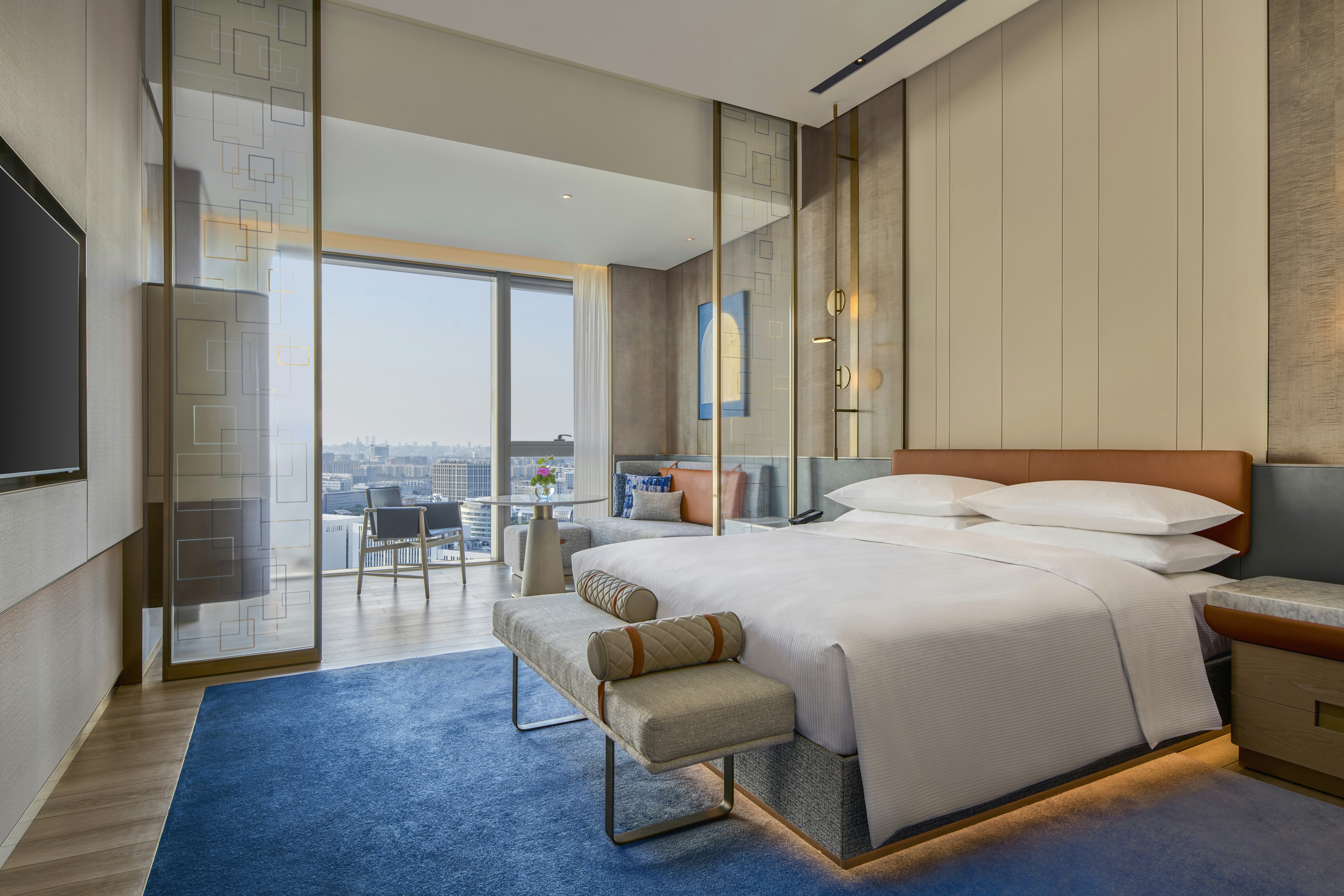 EXECUTIVE, KING BED