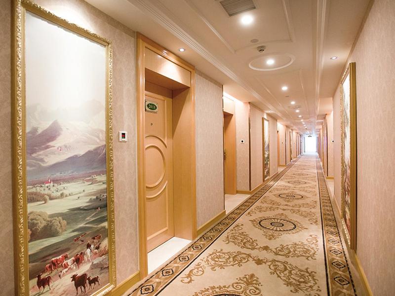 Vienna International Hotel (Hangzhou South Railway Station) 17/23