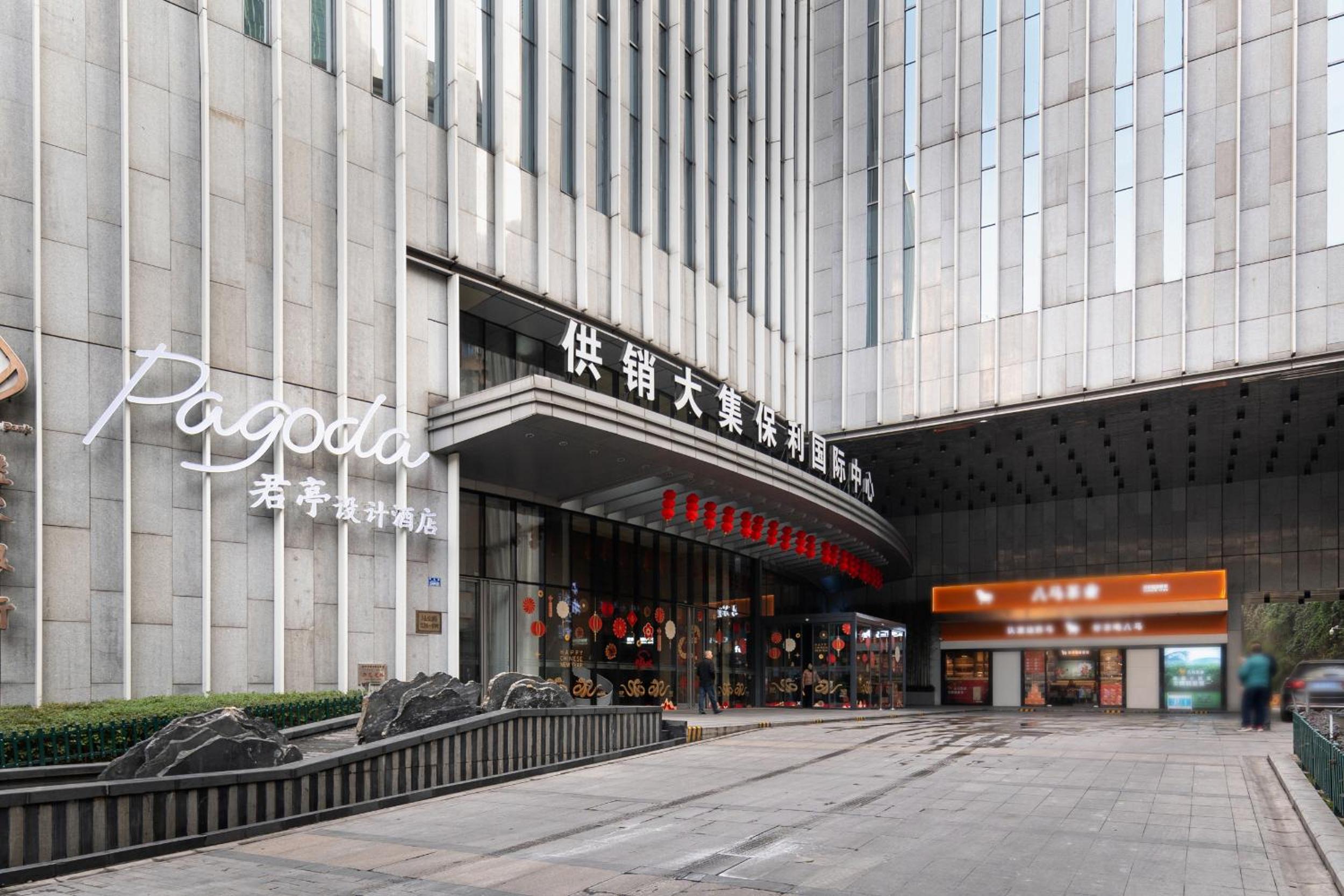 Pagoda Hotel Chongqing Jiefangbei Hongya Cave Raffles store 73/74