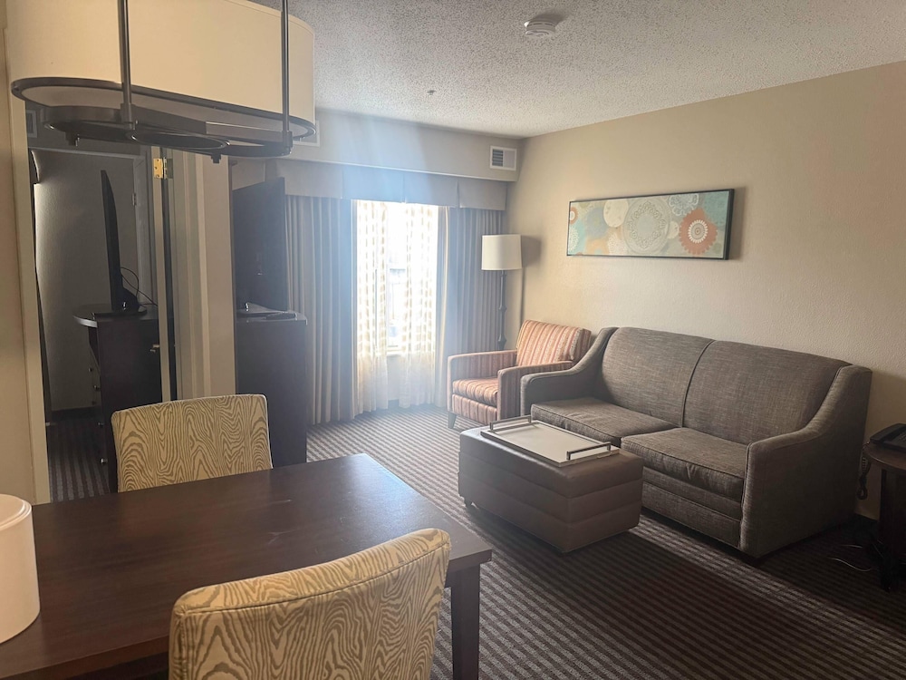 MainStay Suites Grand Rapids, MI 22/43