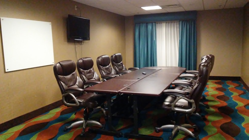 Holiday Inn Express and Suites - Junction City, Kansas 33/35