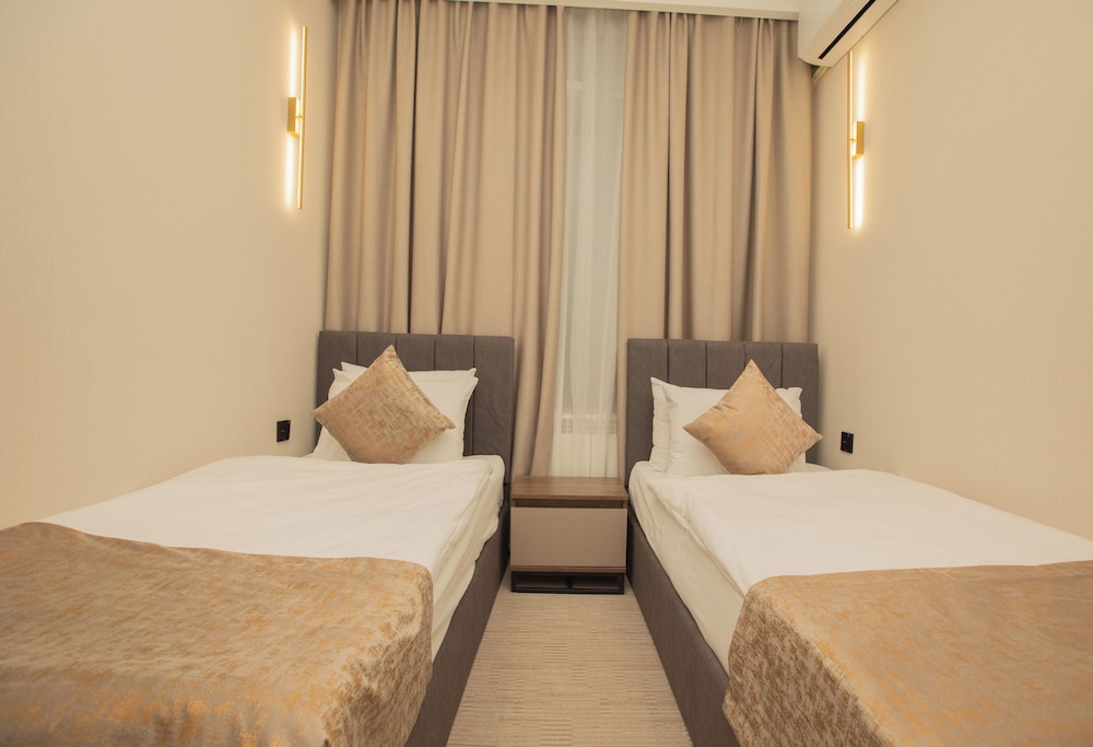 Twelve Inn Hotel 18/40