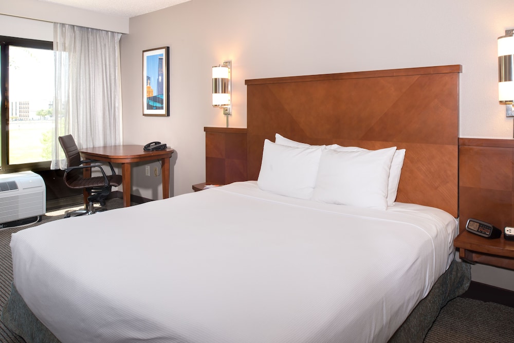 Hyatt Place Dallas/North Arlington/Grand Prairie 17/64