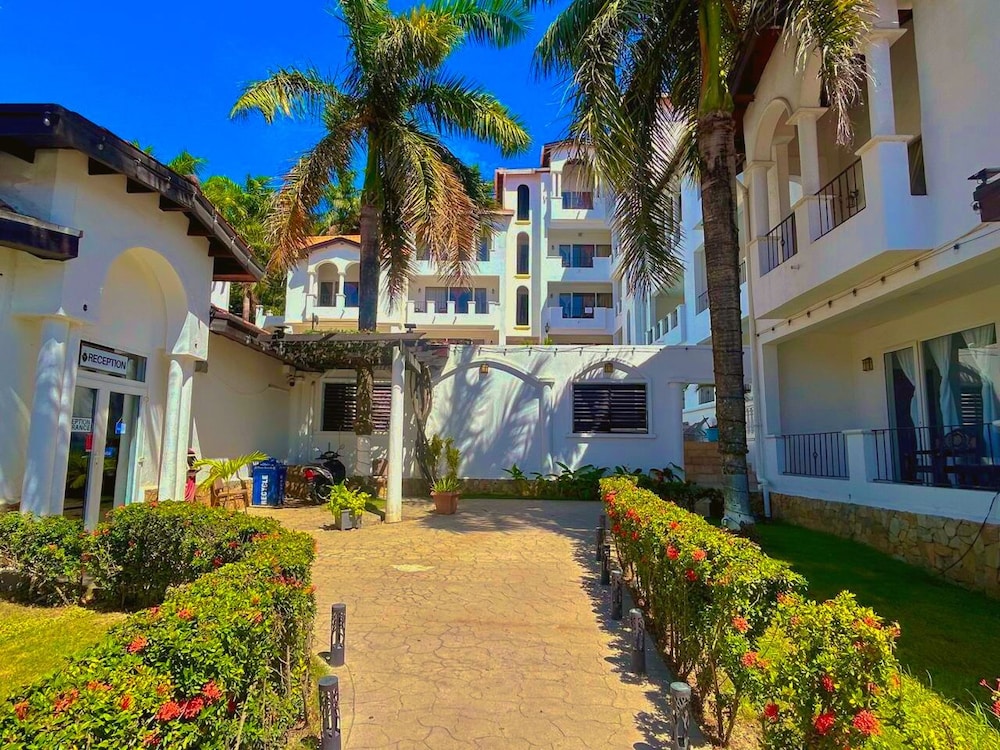 West Bay Colonial 53/58