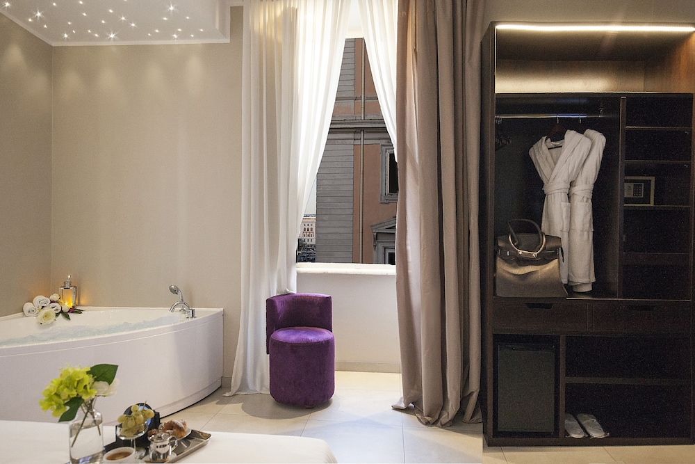 Roman Holidays Boutique Hotel 64/69