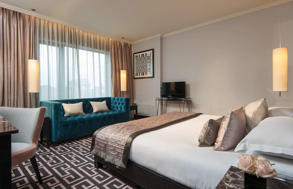 EXECUTIVE, KING BED