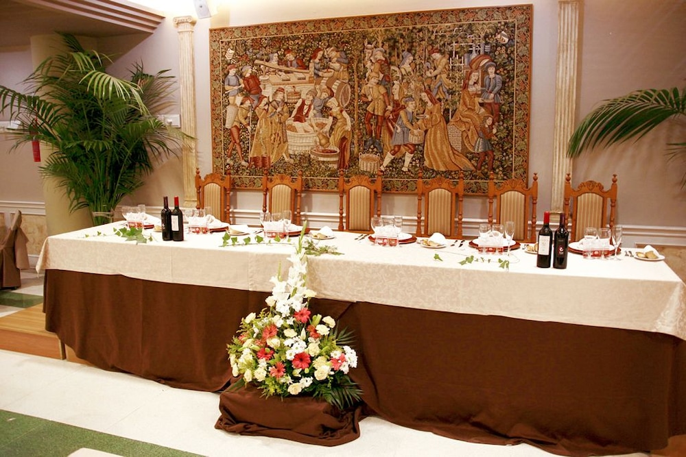 Plaza Manjon Hotel 4/28