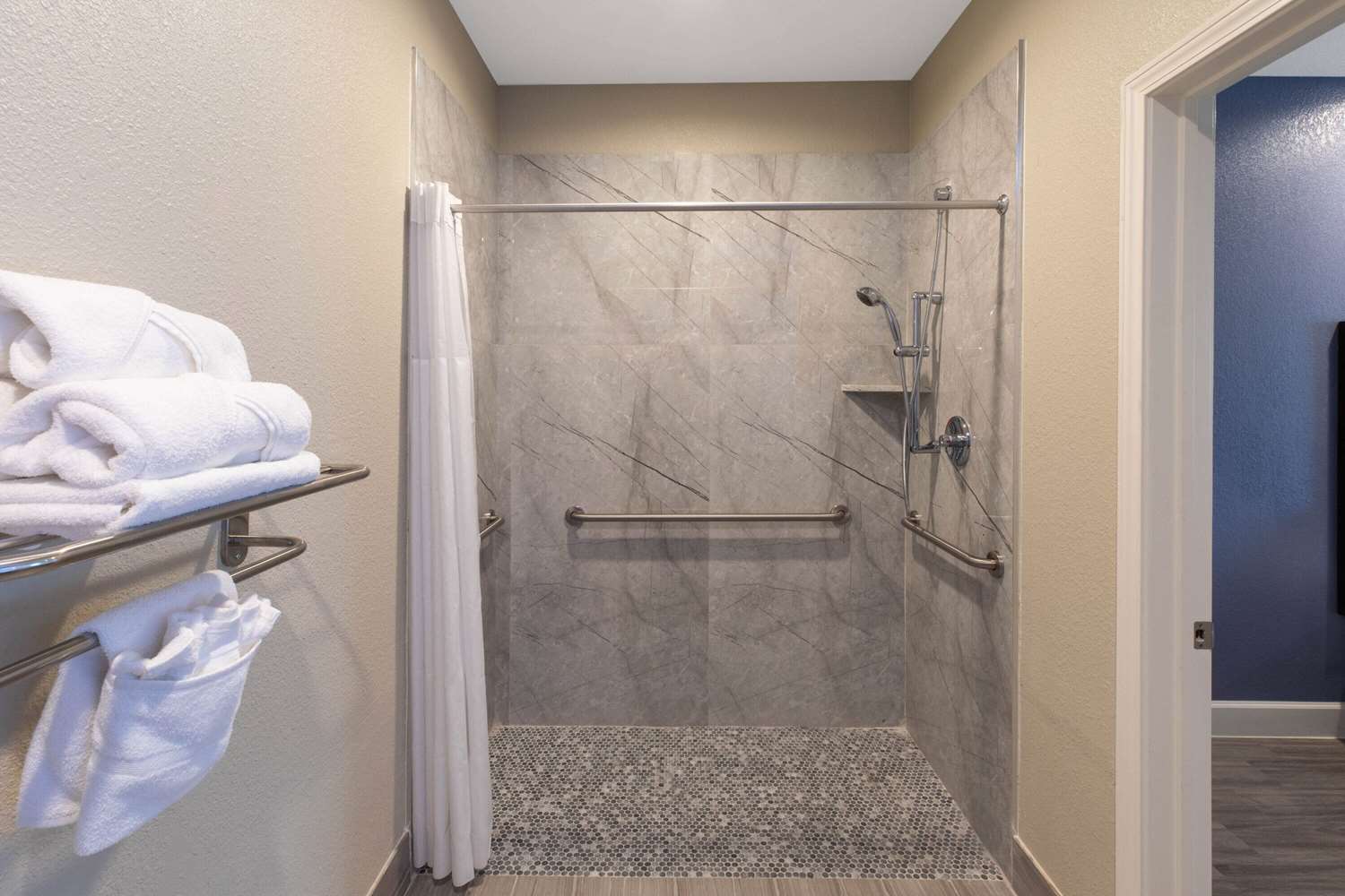 Days Inn & Suites By Wyndham La Porte 17/17