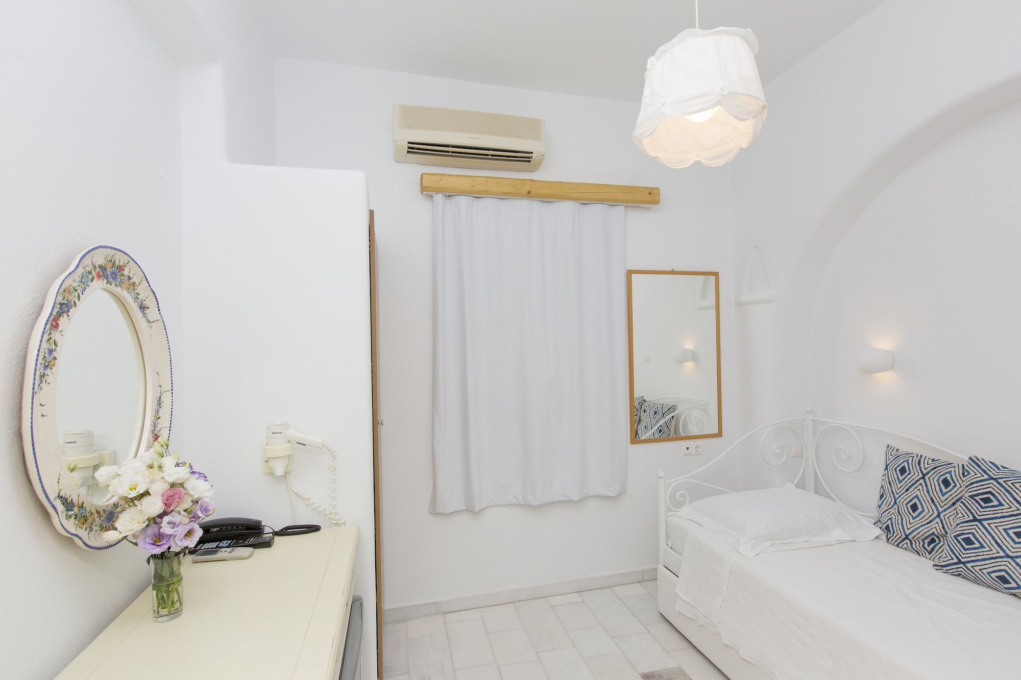 ROOM, SINGLE, NO BALCONY
