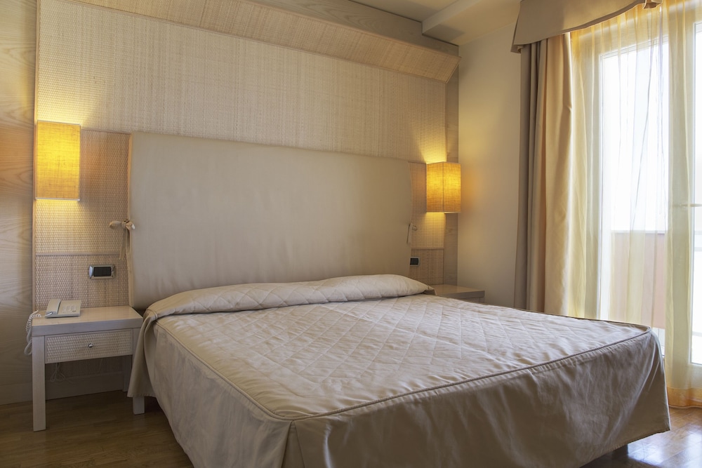 Hotel Mara 7/25