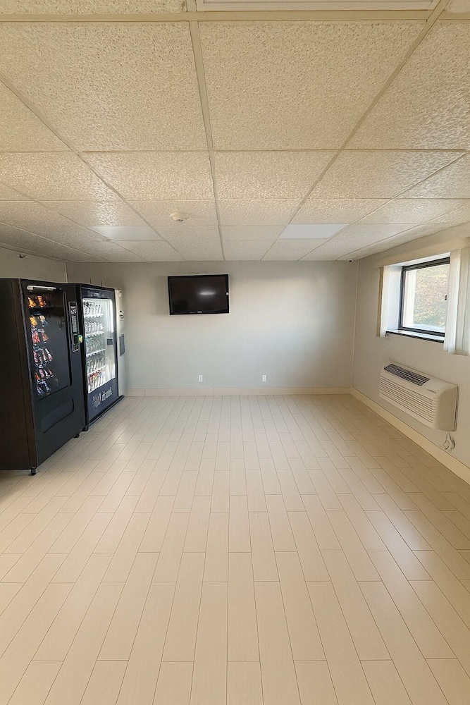 The Floral Park Motor Lodge 49/56