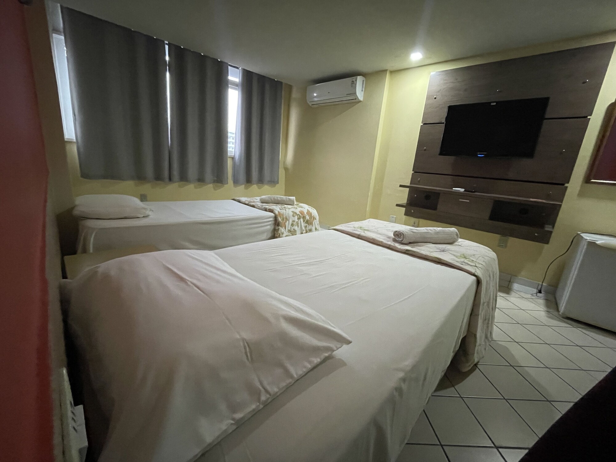 ROOM, SINGLE