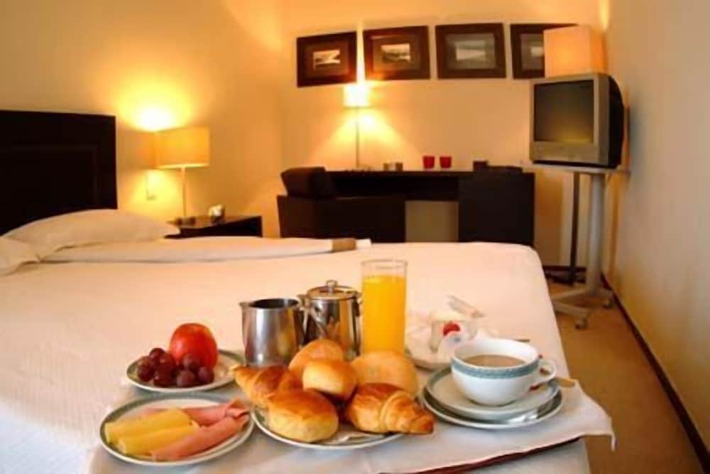 Carcavelos Beach Hotel 44/63