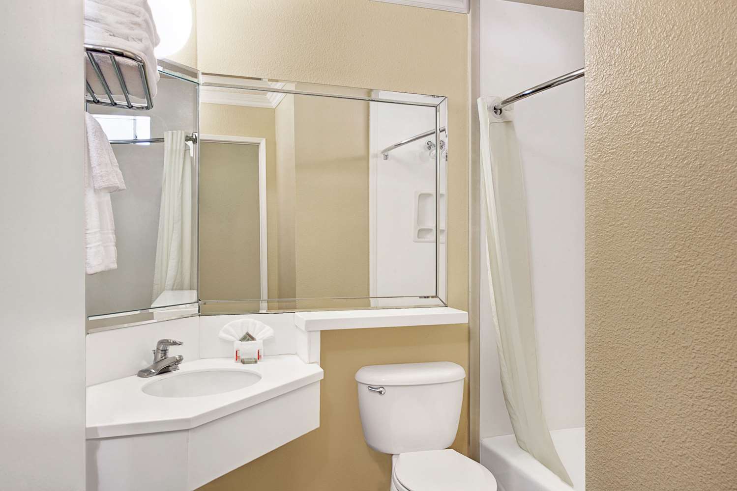 Super 8 by Wyndham Los Angeles Downtown 7/8