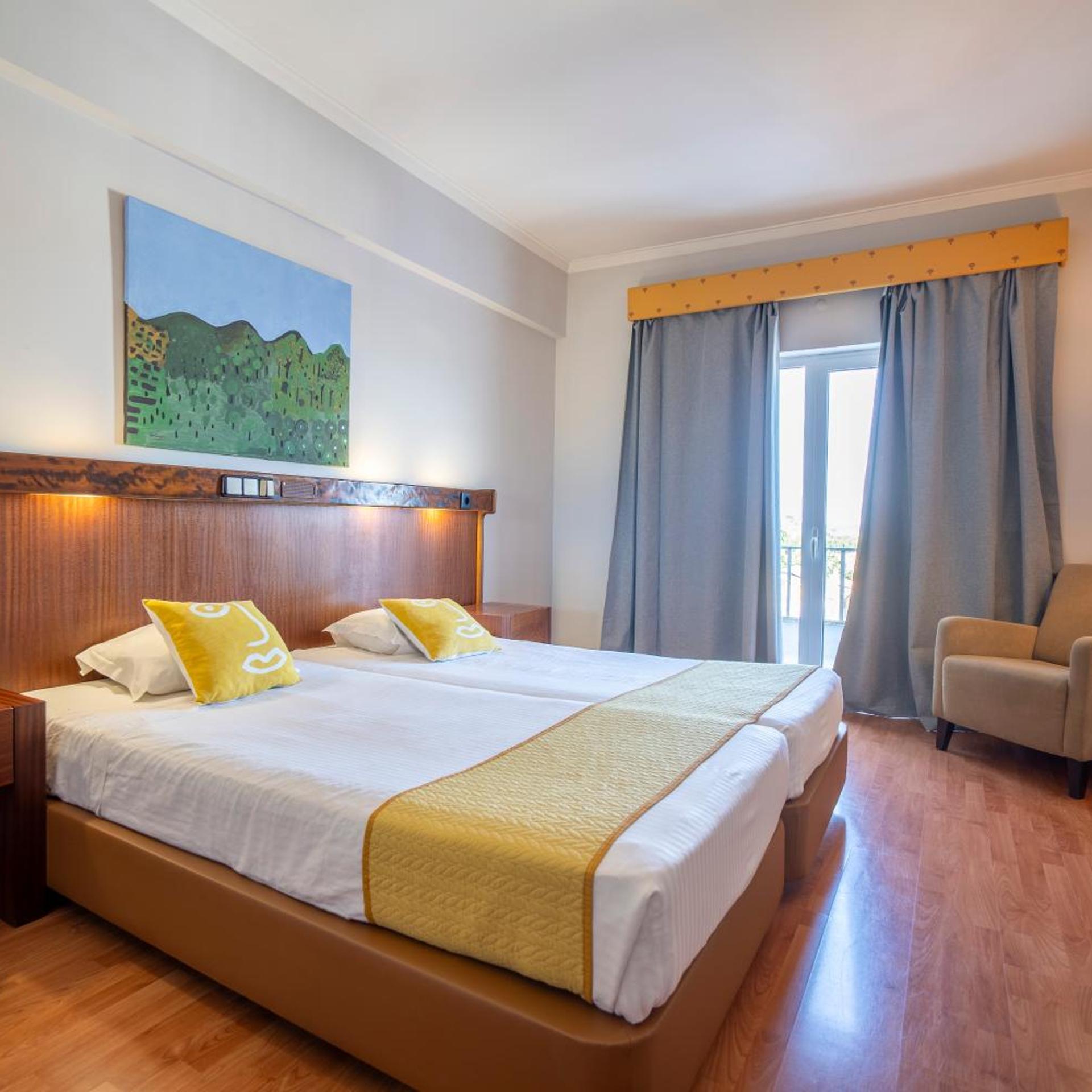 Room, Twin Beds, Hotel Onix 2/8