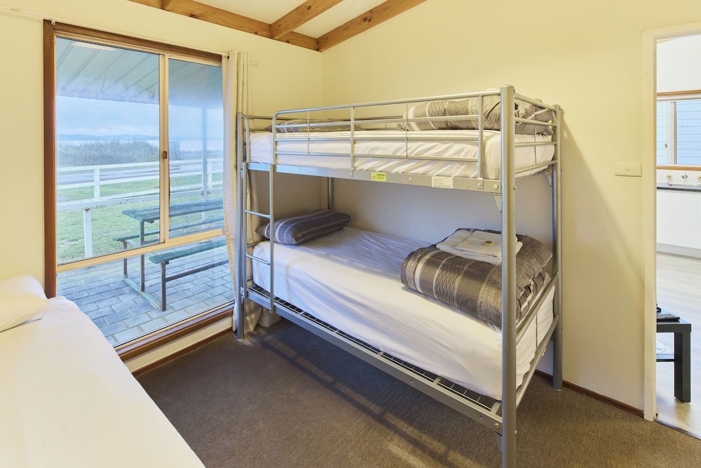 Acclaim Rose Gardens Beachside Holiday Park 13/50