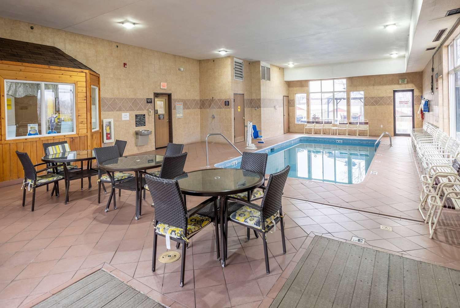 Super 8 By Wyndham Big Rapids 18/29