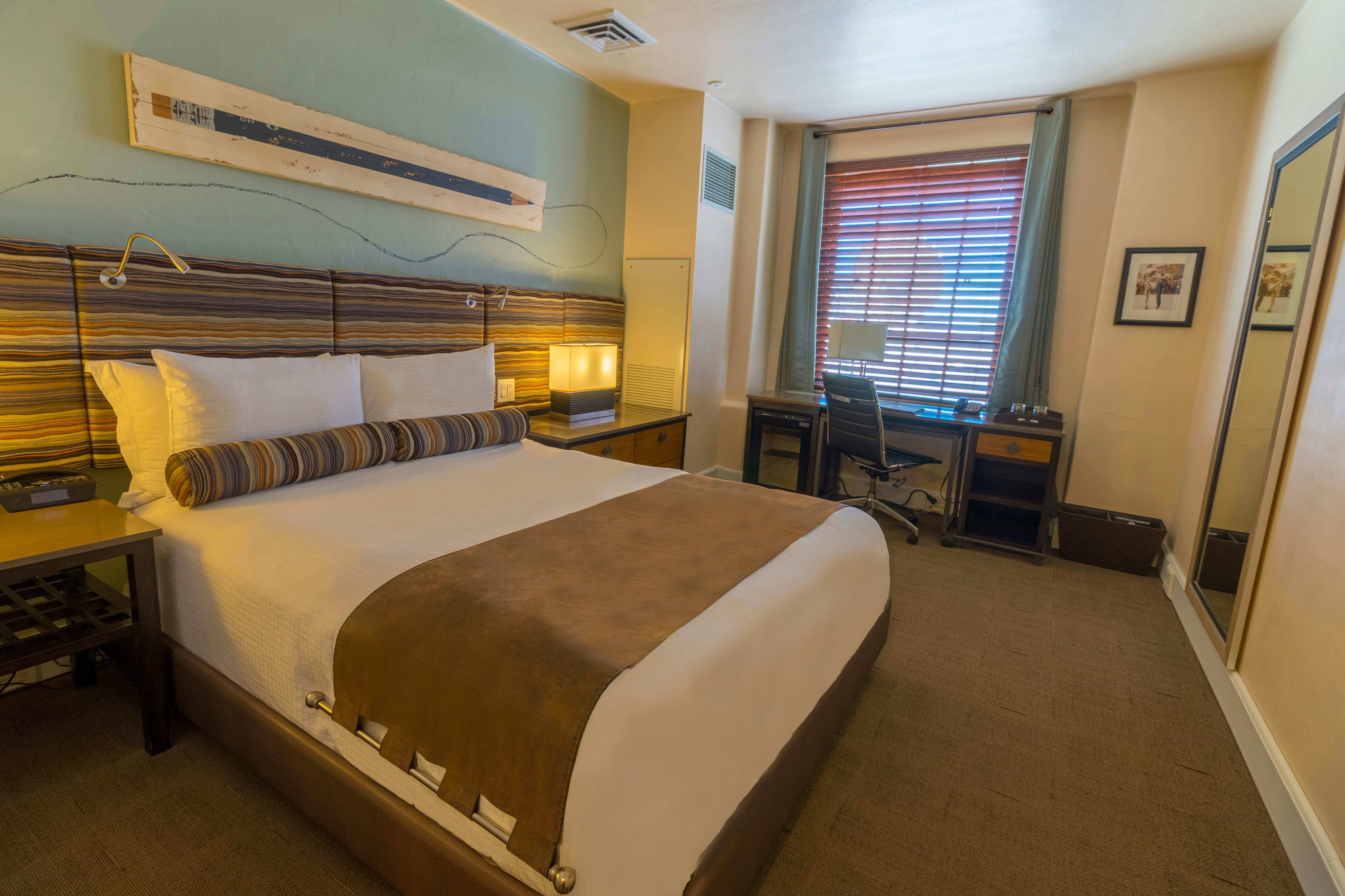 ROOM, QUEEN BED