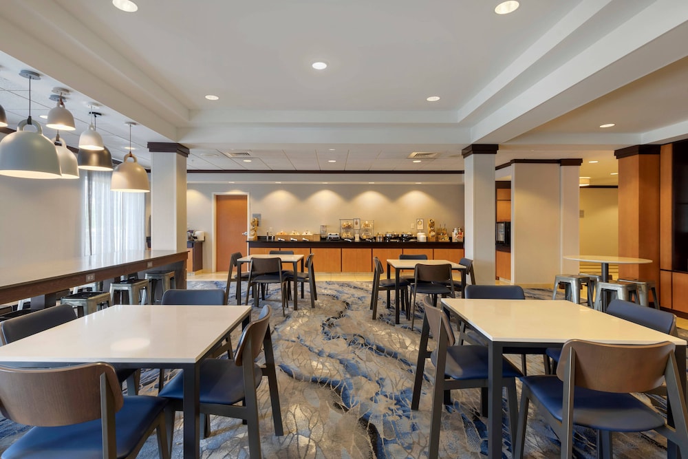 Fairfield Inn Suites Rockford 41/46