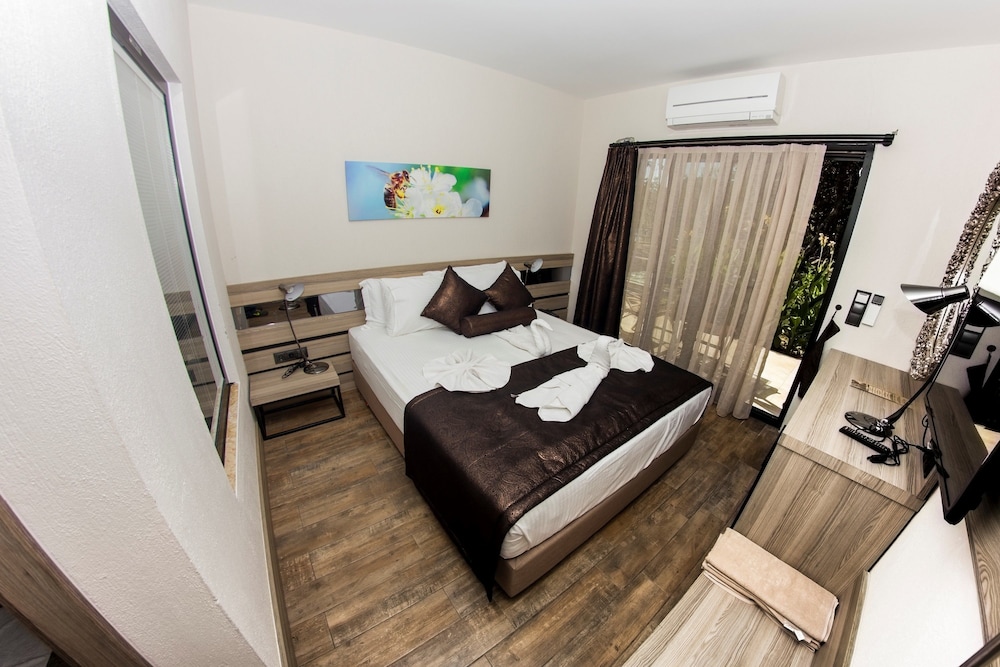 DELUXE, QUEEN BED, PARTIAL SEA VIEW
