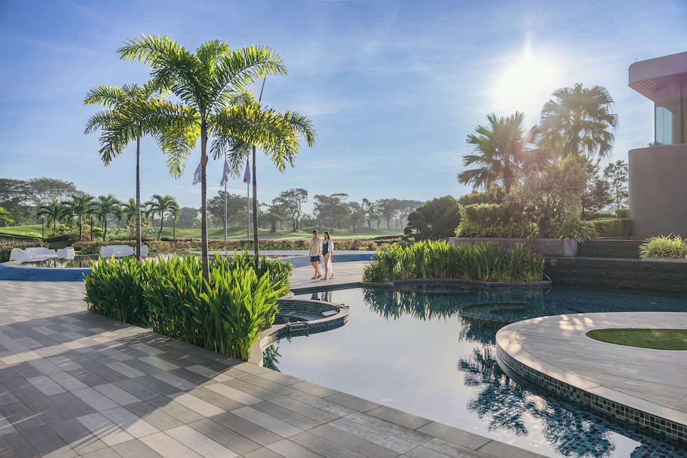 Dusit Thani Laguna Singapore 63/65