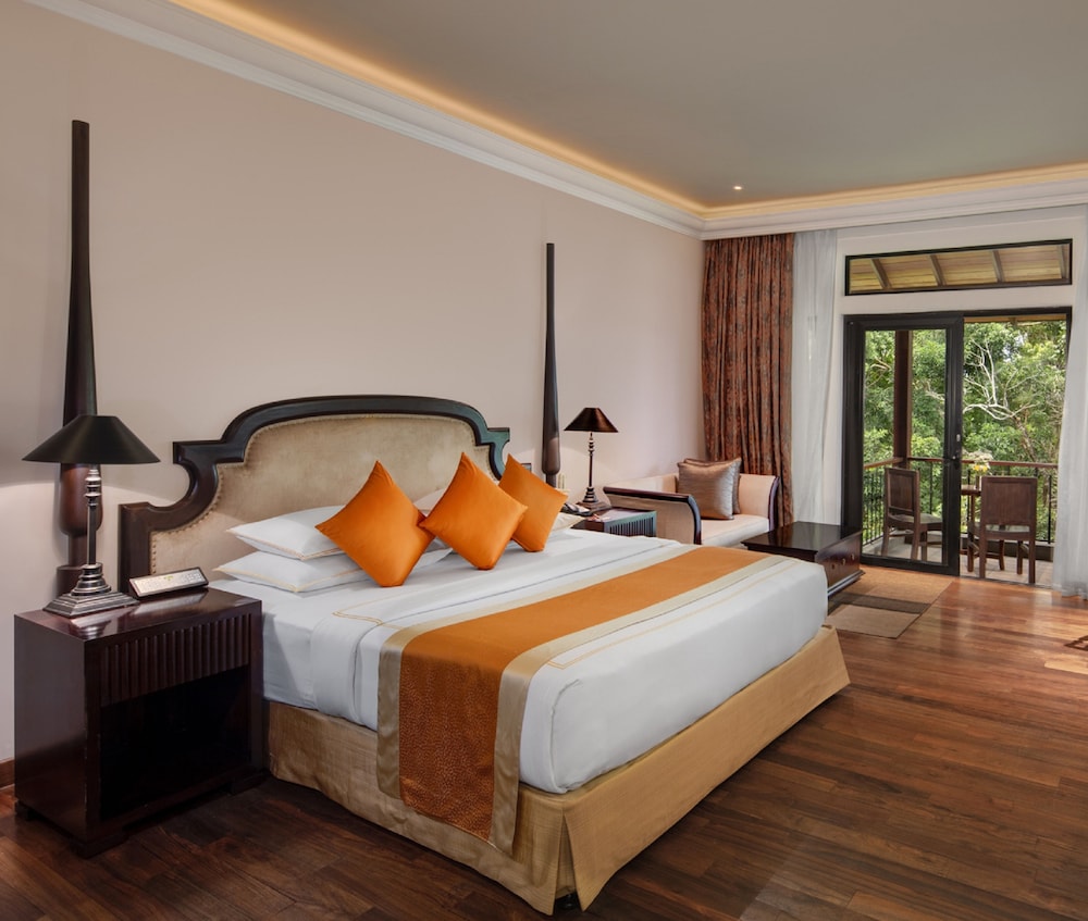 LUXURY, KING BED, JETTED TUB