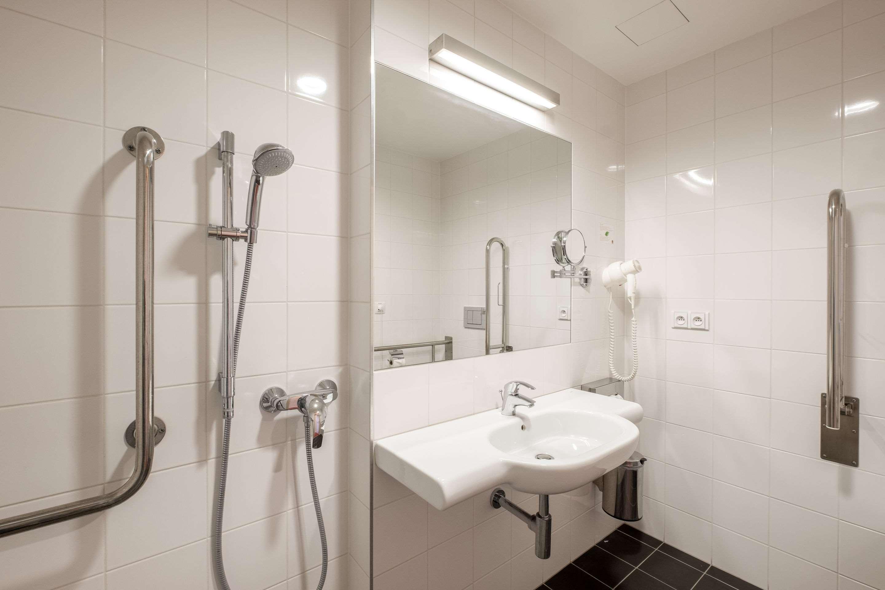 BUSINESS, TWIN BEDS, ACCESSIBLE