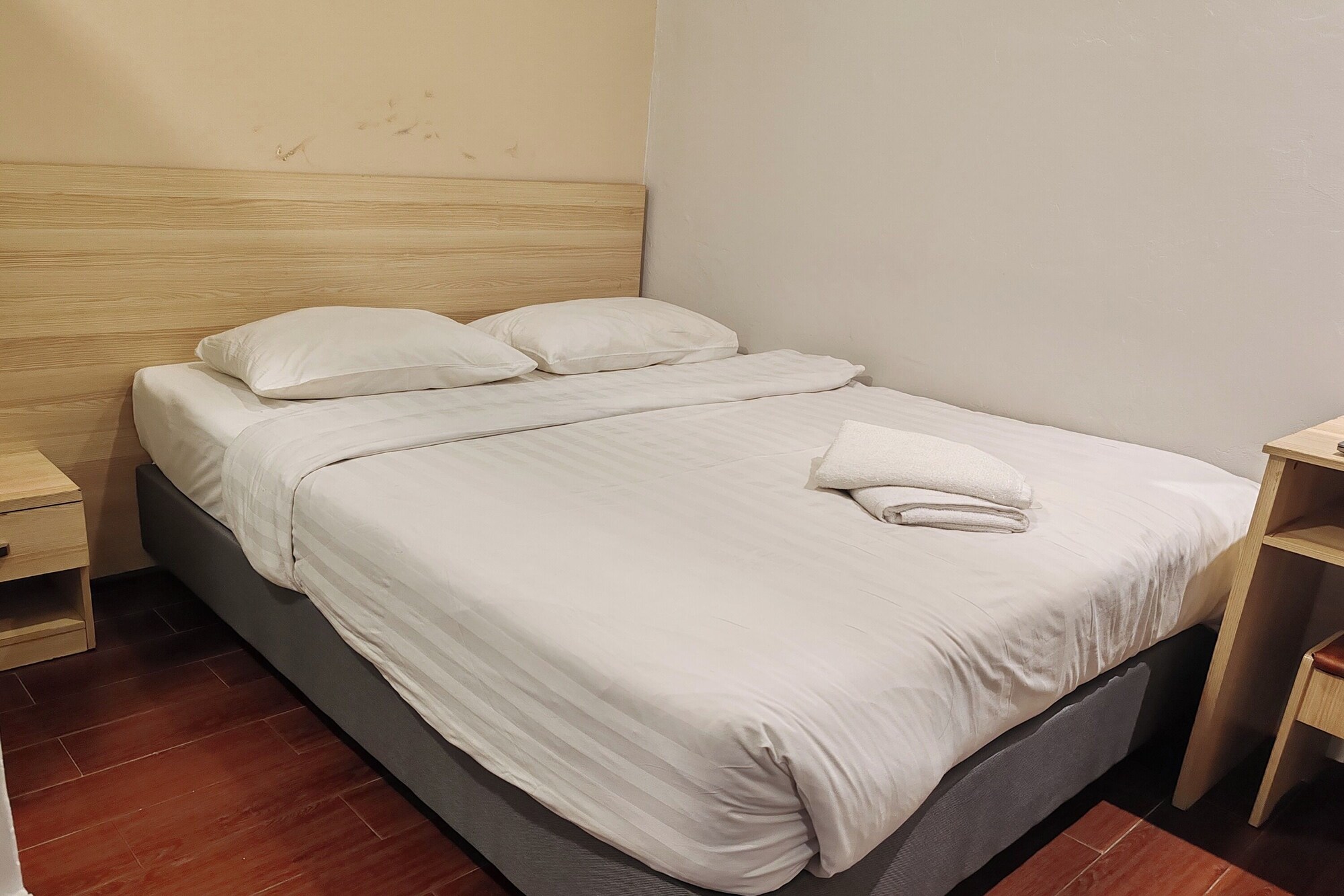 ROOM, DOUBLE BED, NO WINDOW