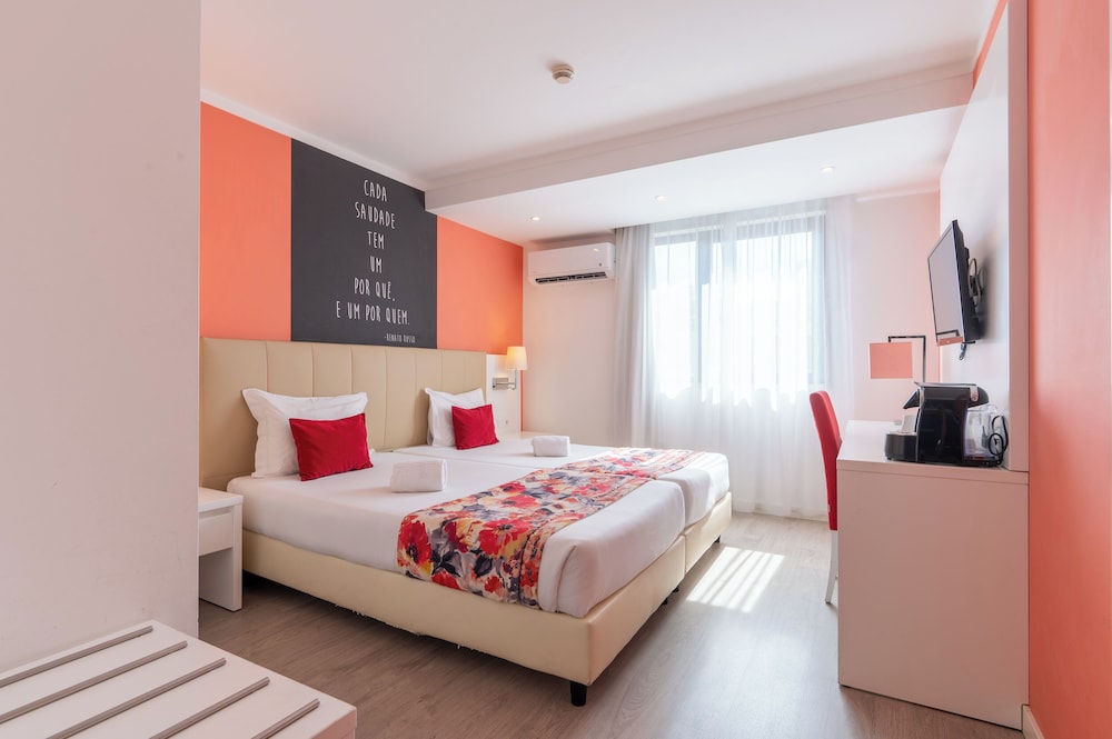 ROOM, TWIN BEDS