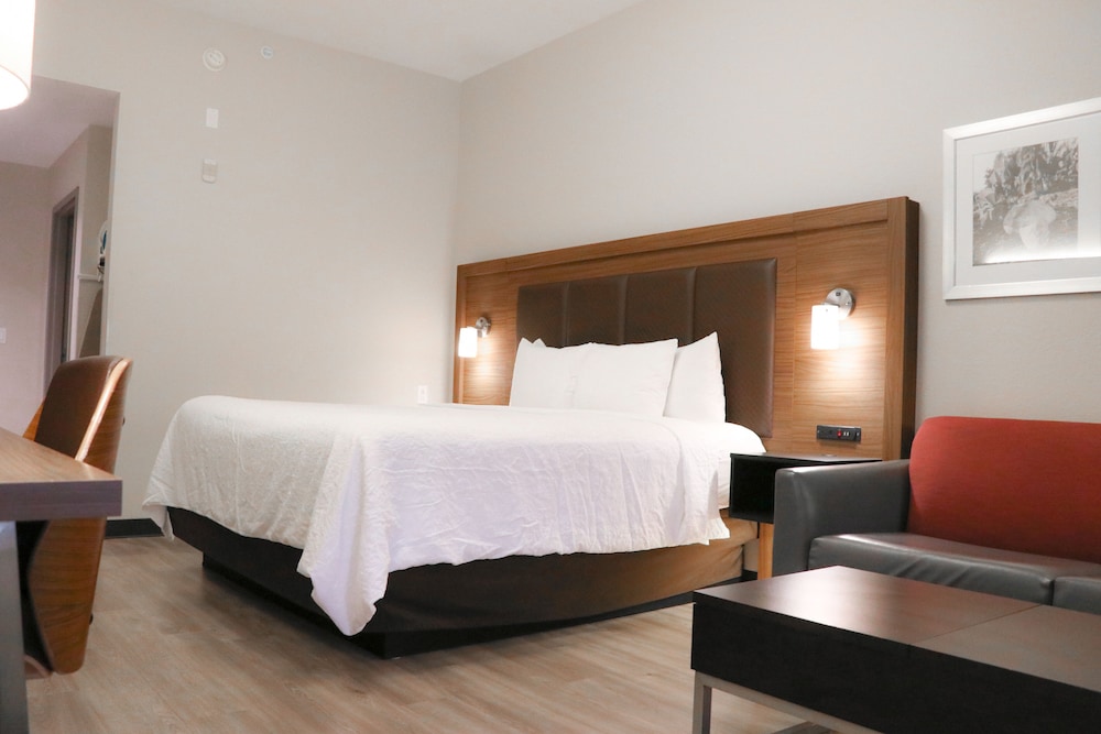 Days Inn Suites By Wyndham Fort Myers Near Jetblue Park 16/43