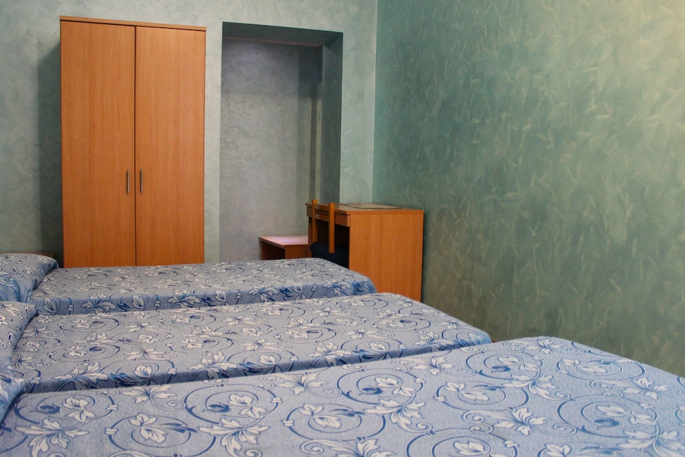 ROOM, QUADRUPLE