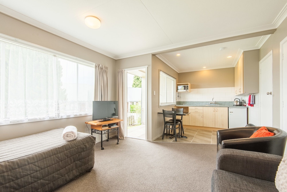 Manuka Crescent Motel 43/63