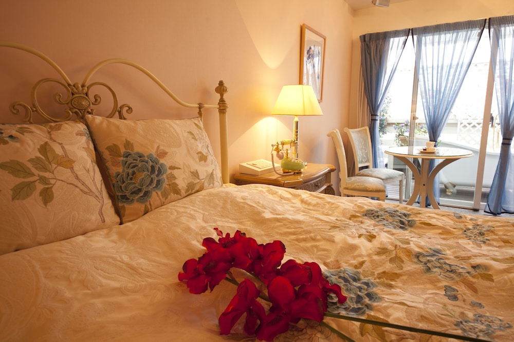 V Hotel - Adults Only 45/50