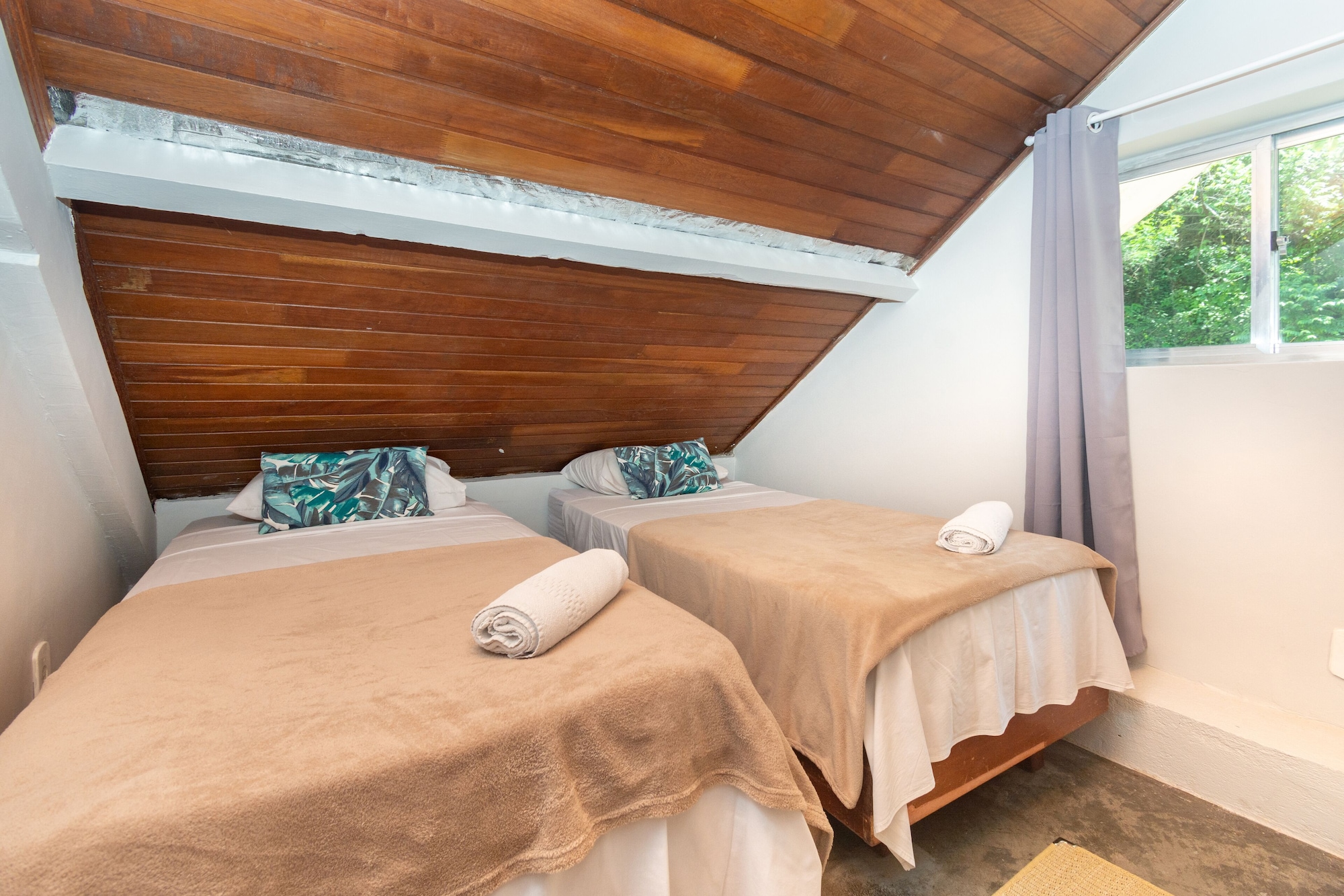 1 BEDROOM, STANDARD, TWIN BEDS, SHARED BATHROOM, BATHTUB