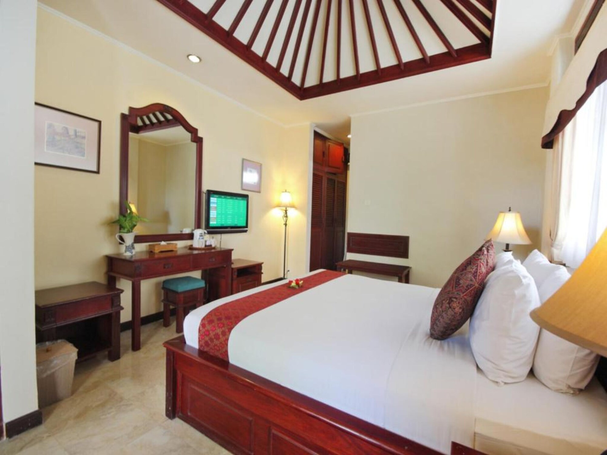 DELUXE, DOUBLE OR TWIN BED