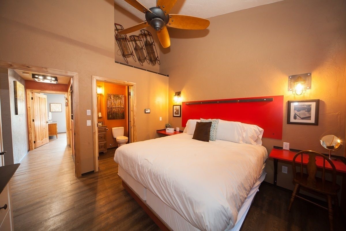 Lodge, 1 Queen and 2 King Beds