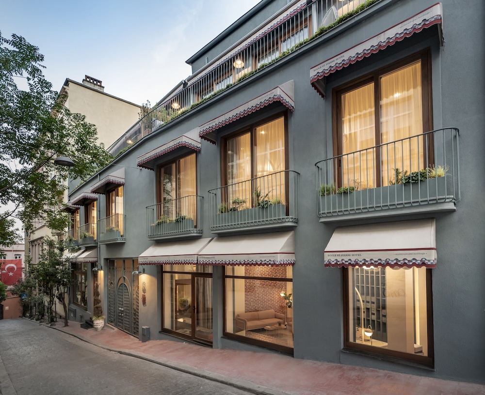 Ecole St. Pierre Hotel 4/50