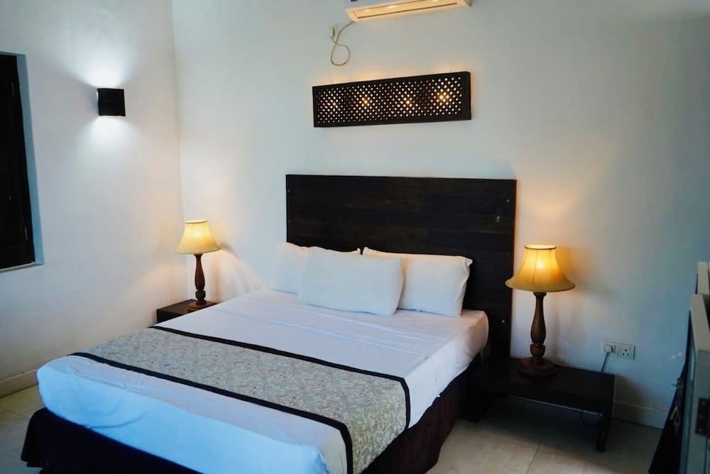 ROOM, DOUBLE OR TWIN BED