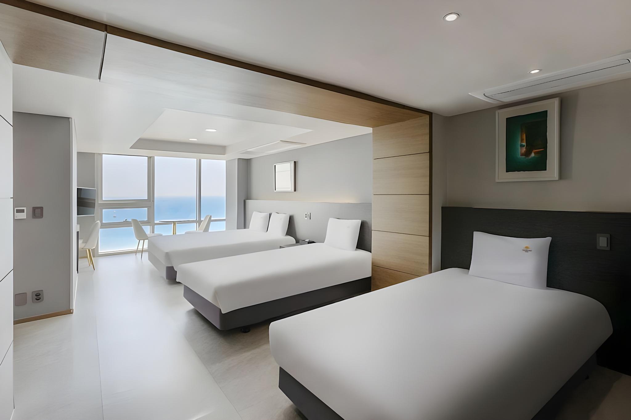 Room, Quadruple, Partial Ocean View, Pool Access