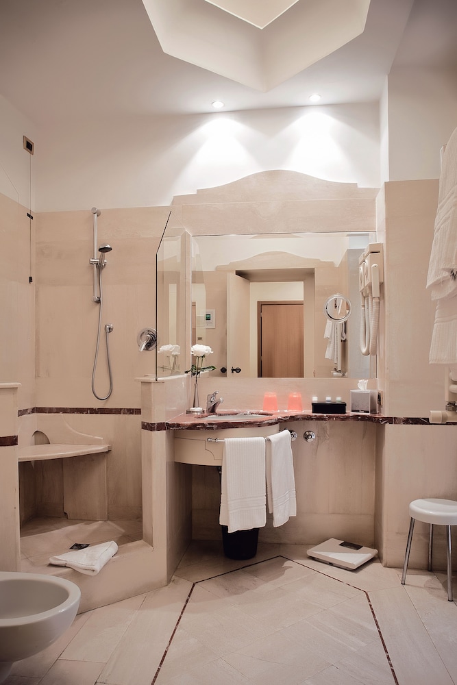 Isa Hotel 4/58