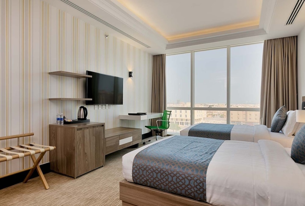 2 Bedrooms, Family Suite, King and Twin Beds, City View, 2 Bathrooms