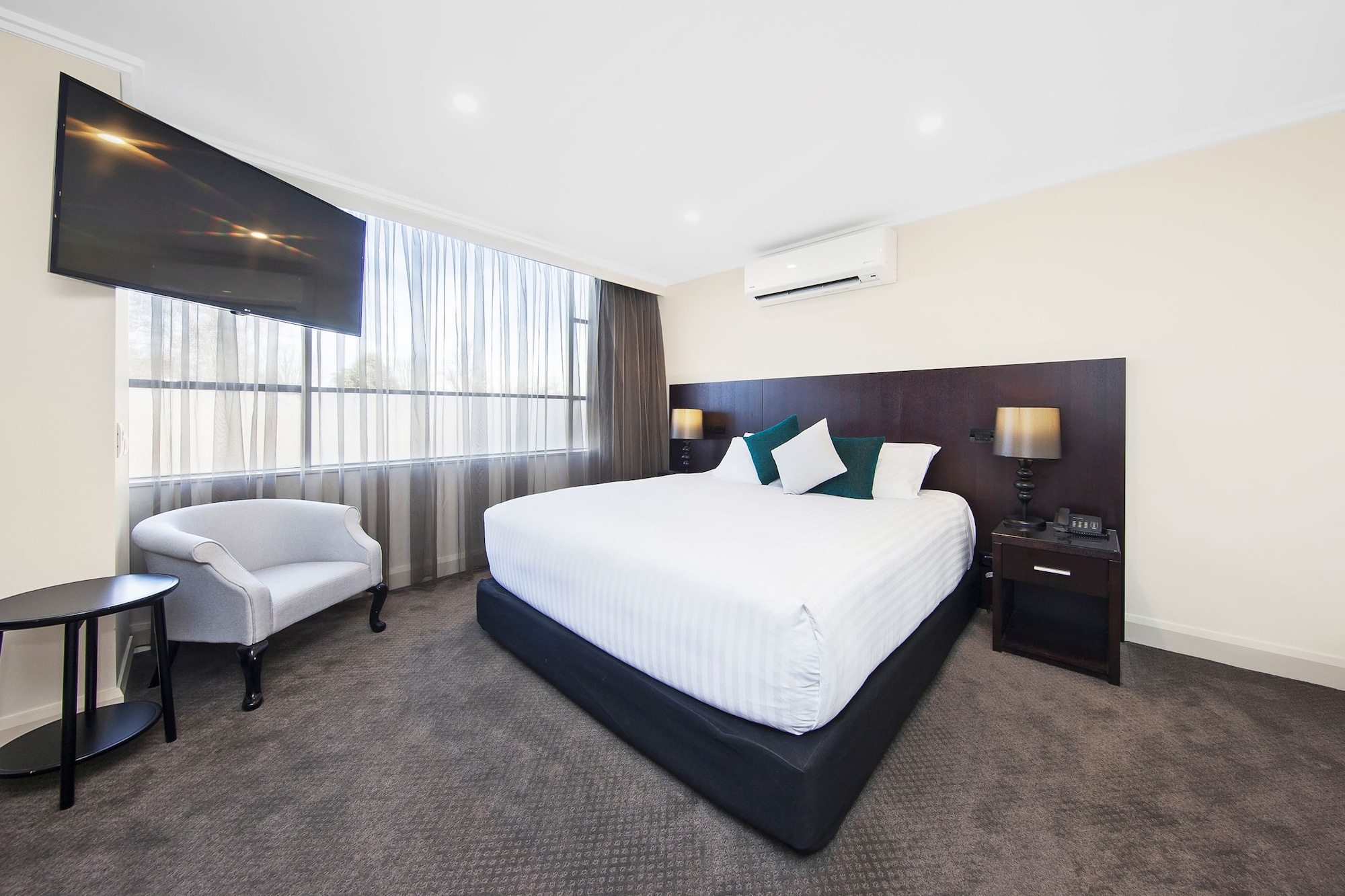 ROOM, KING BED, ACCESSIBLE