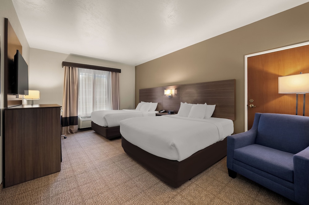 Comfort Inn and Suites Fenton MI 7/50